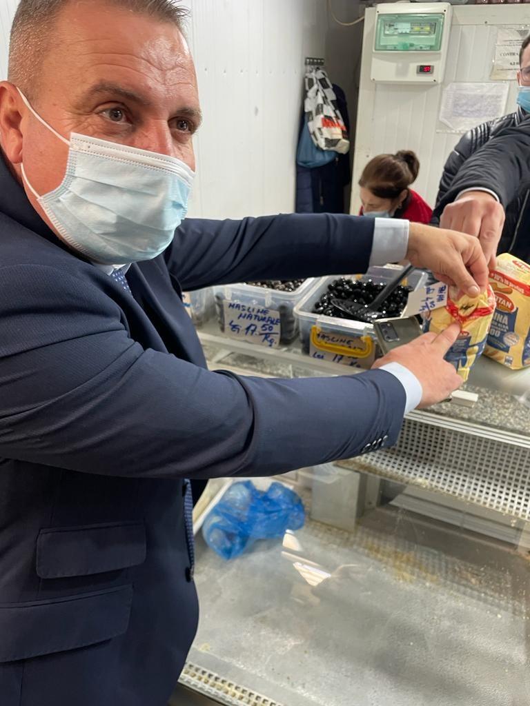 Mizerie, mucegai și gândaci în mai multe piețe din București. Amenzi de peste 135.000 de lei, un magazin și o piață închise de ANPC 737486