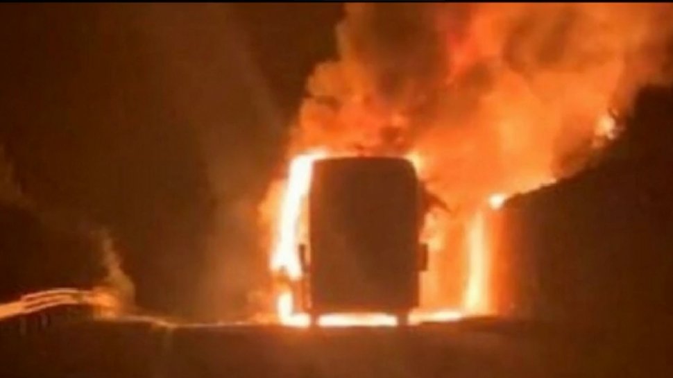 Cel puțin 46 de oameni, printre care și copii, au murit într-un autobuz care a luat foc pe autostradă, în Bulgaria