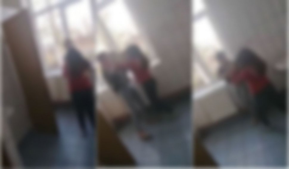 Două eleve din Caraş s-au bătut cu picioarele şi s-au târât de păr prin toaleta şcolii. Director: "Ştergeţi repede din telefoane, să nu se afle"