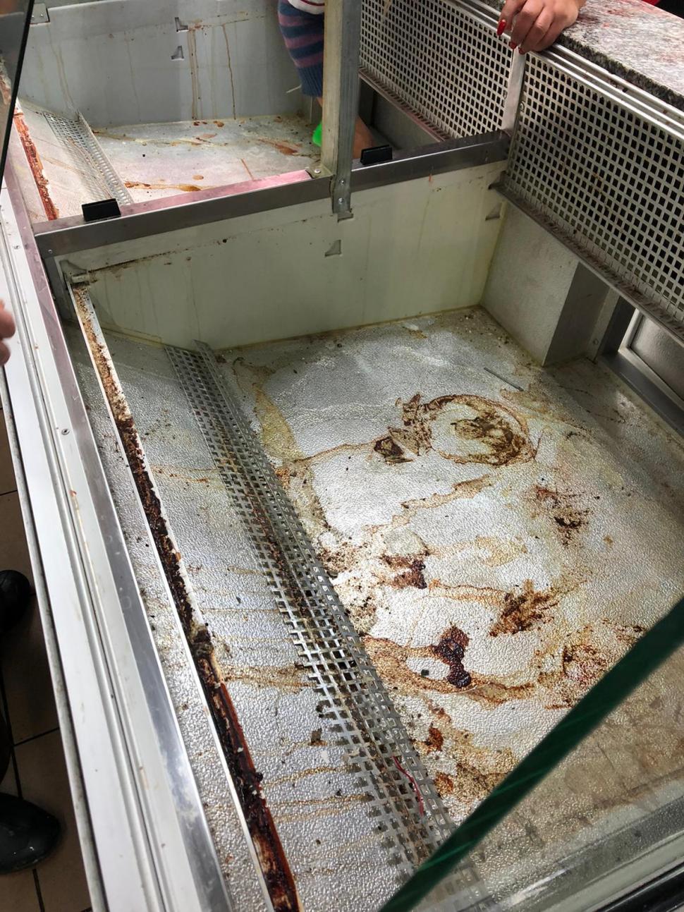 Halele Obor din Capitală, închise temporar de comisarii ANPC. Aceștia au găsit mizerie, păr și insecte moarte 737677