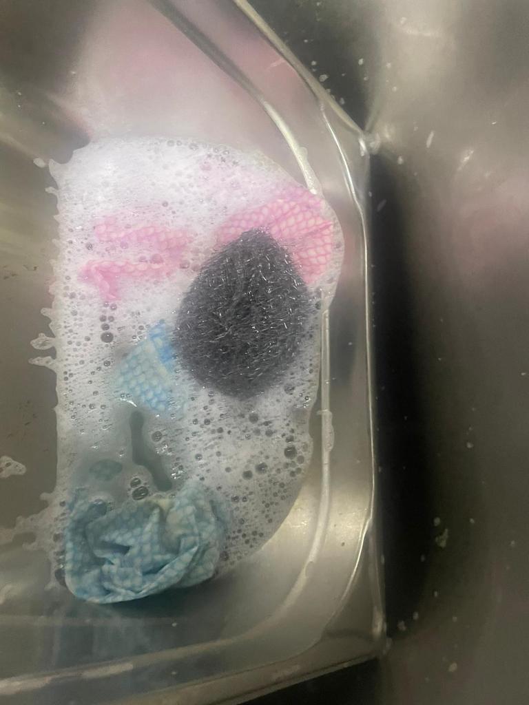 Halele Obor din Capitală, închise temporar de comisarii ANPC. Aceștia au găsit mizerie, păr și insecte moarte 737678