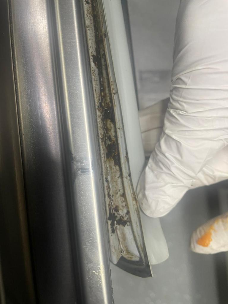 Halele Obor din Capitală, închise temporar de comisarii ANPC. Aceștia au găsit mizerie, păr și insecte moarte 737683