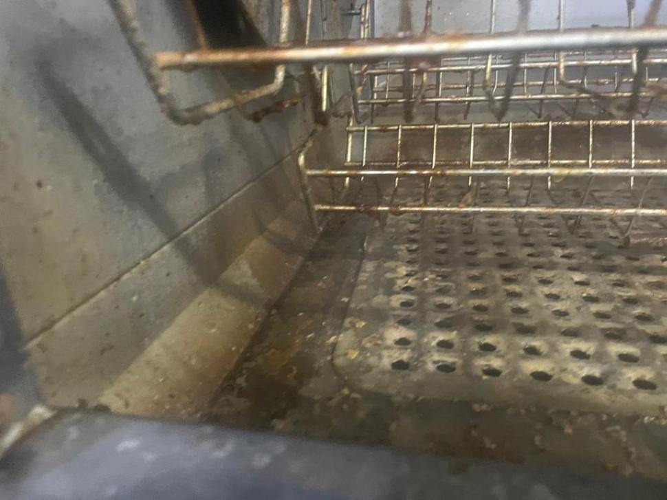 Halele Obor din Capitală, închise temporar de comisarii ANPC. Aceștia au găsit mizerie, păr și insecte moarte 737685