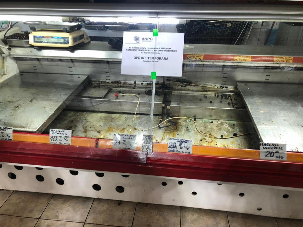 Halele Obor din Capitală, închise temporar de comisarii ANPC. Aceștia au găsit mizerie, păr și insecte moarte 737689