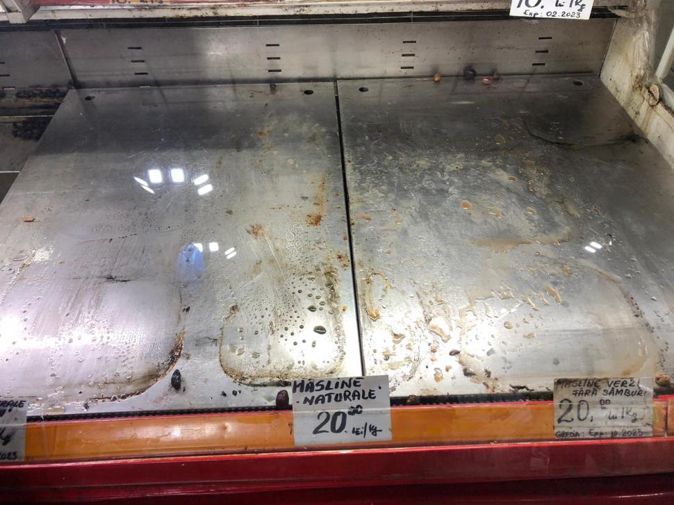 Halele Obor din Capitală, închise temporar de comisarii ANPC. Aceștia au găsit mizerie, păr și insecte moarte 737691