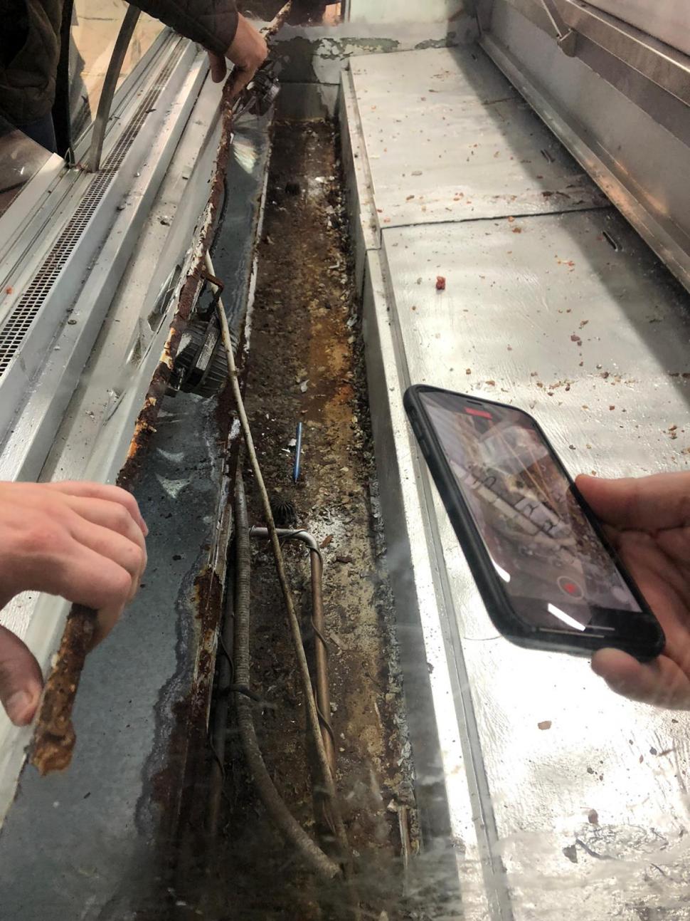 Halele Obor din Capitală, închise temporar de comisarii ANPC. Aceștia au găsit mizerie, păr și insecte moarte 737692