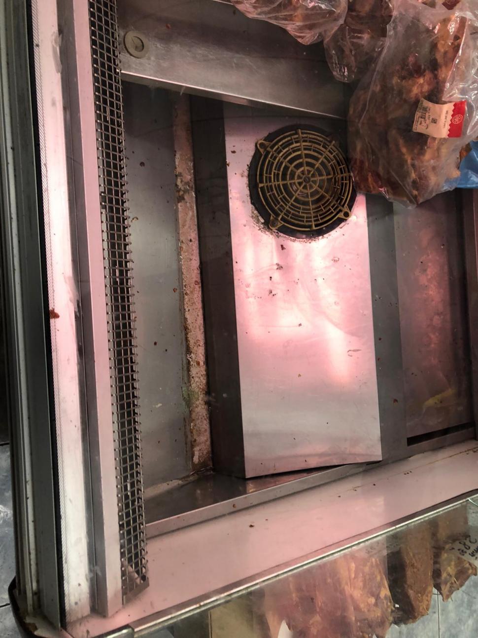 Halele Obor din Capitală, închise temporar de comisarii ANPC. Aceștia au găsit mizerie, păr și insecte moarte 737693