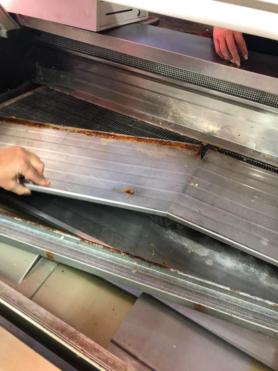 Halele Obor din Capitală, închise temporar de comisarii ANPC. Aceștia au găsit mizerie, păr și insecte moarte 737694