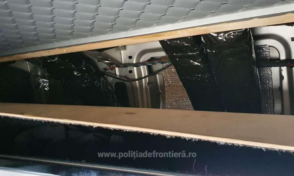 Mii de pastile antivirale din Ucraina, ascunse în plafonul unui microbuz, au fost confiscate de poliţiştii din vama Siret 737600