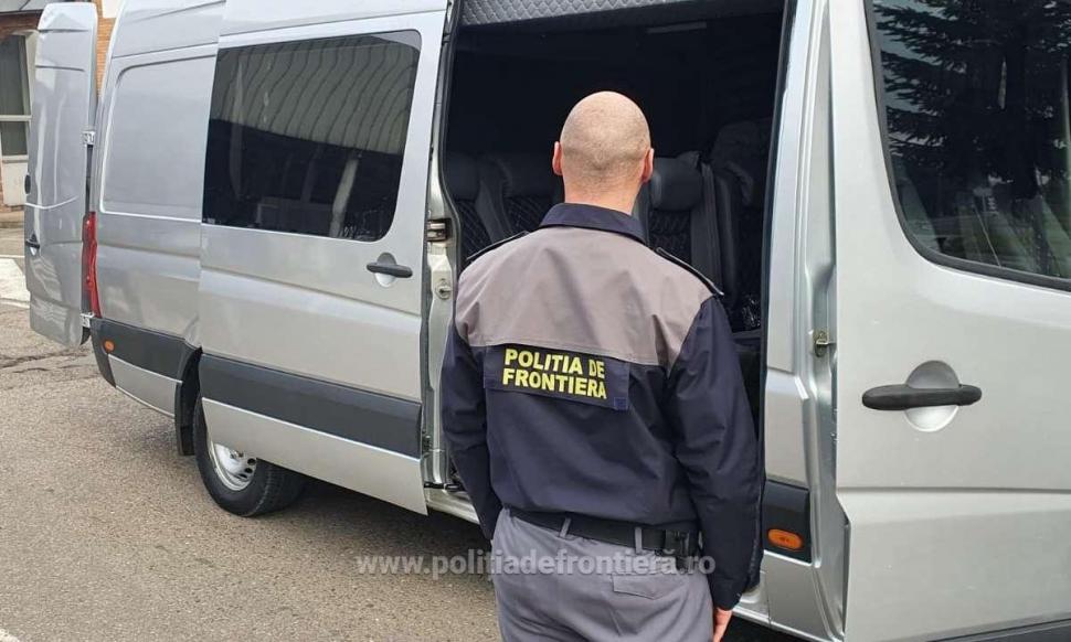 Mii de pastile antivirale din Ucraina, ascunse în plafonul unui microbuz, au fost confiscate de poliţiştii din vama Siret 737601
