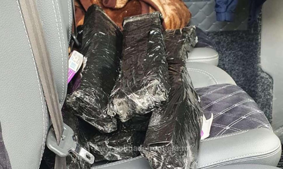 Mii de pastile antivirale din Ucraina, ascunse în plafonul unui microbuz, au fost confiscate de poliţiştii din vama Siret 737602