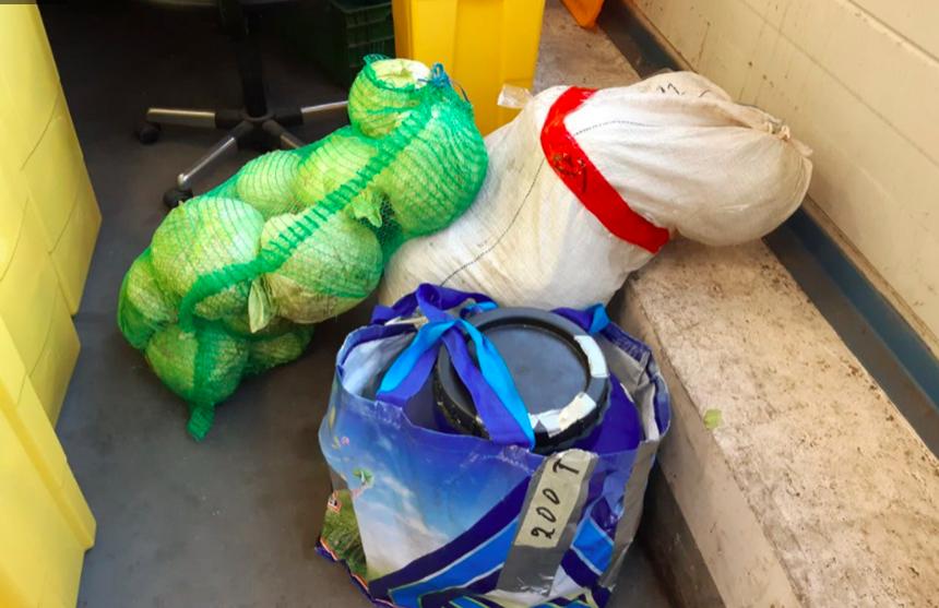 25 de moldoveni au plecat la muncă în Franța cu 1,2 tone de mâncare și băutură în bagaje 737953