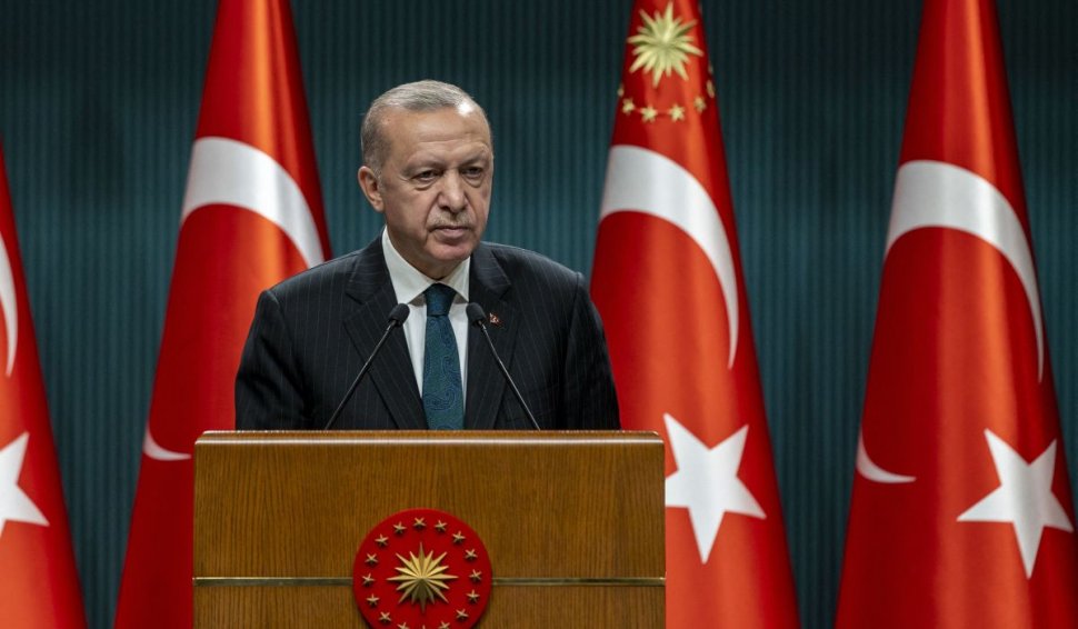 Turcii au ieșit în stradă după ce declarațiile președintelui Erdogan au dus la prăbușirea lirei. Analiștii anticipează o inflație de 30%