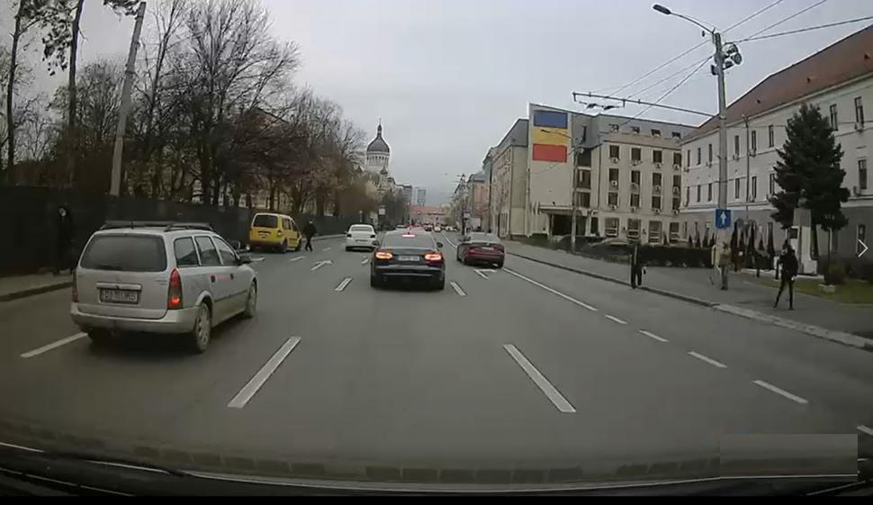 Profesor universitar din Cluj, ucis pe trotuar de o maşină care a încercat să evite un biciclist 737821