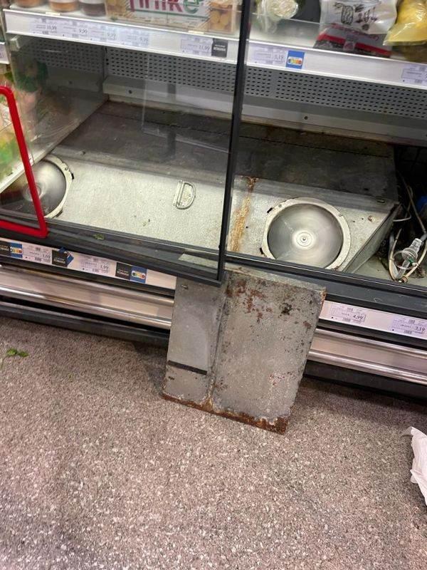 Mucegai, rugină şi mizerie la raioane în 3 hipermarketuri din Bucureşti. ANPC: "Este inadmisibil" 738129