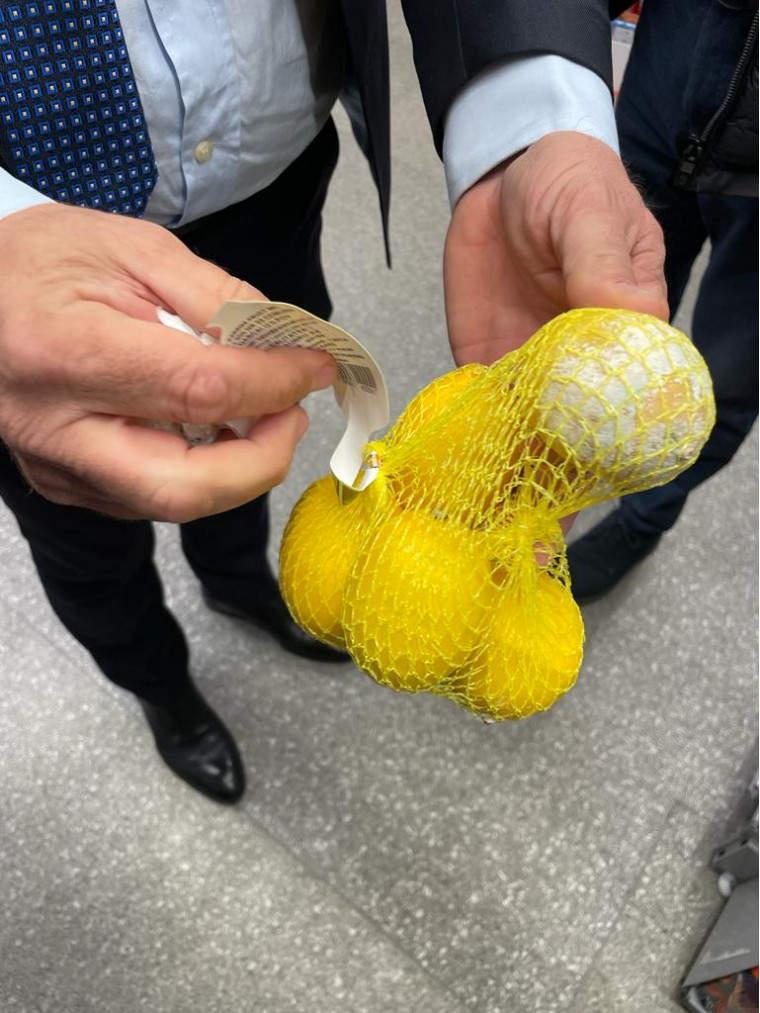 Mucegai, rugină şi mizerie la raioane în 3 hipermarketuri din Bucureşti. ANPC: "Este inadmisibil" 738130