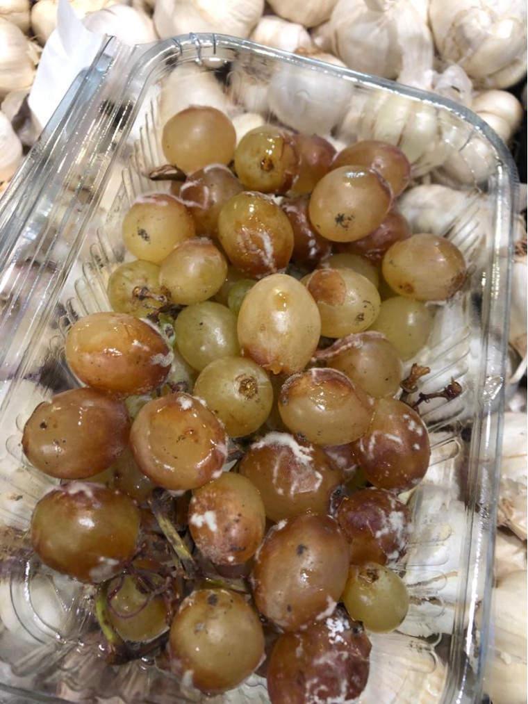 Mucegai, rugină şi mizerie la raioane în 3 hipermarketuri din Bucureşti. ANPC: "Este inadmisibil" 738131