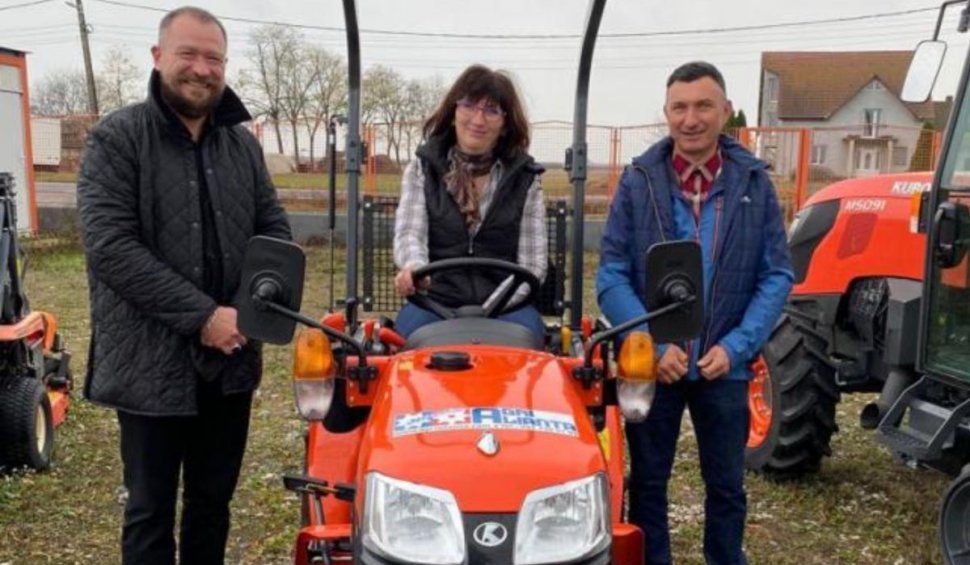 Doi fermieri din Sălaj au primit un tractor de ultimă generație de la Alpha Bank