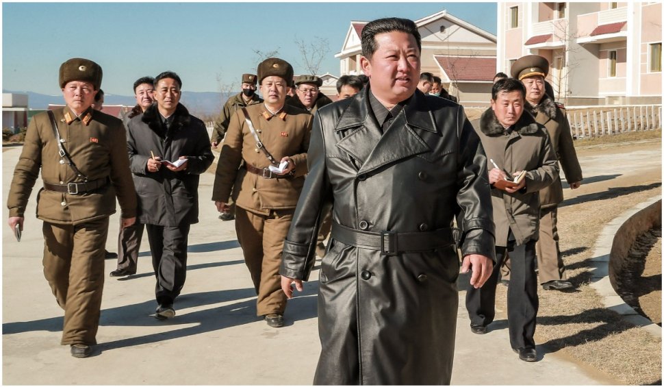 Kim Jong-un a interzis paltoanele bărbătești din piele, pentru ca cetățenii să nu-l imite