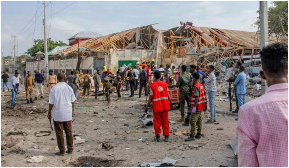 Opt oameni au murit, după ce o mașină a explodat lângă o școală din Somalia. 13 copii sunt răniți