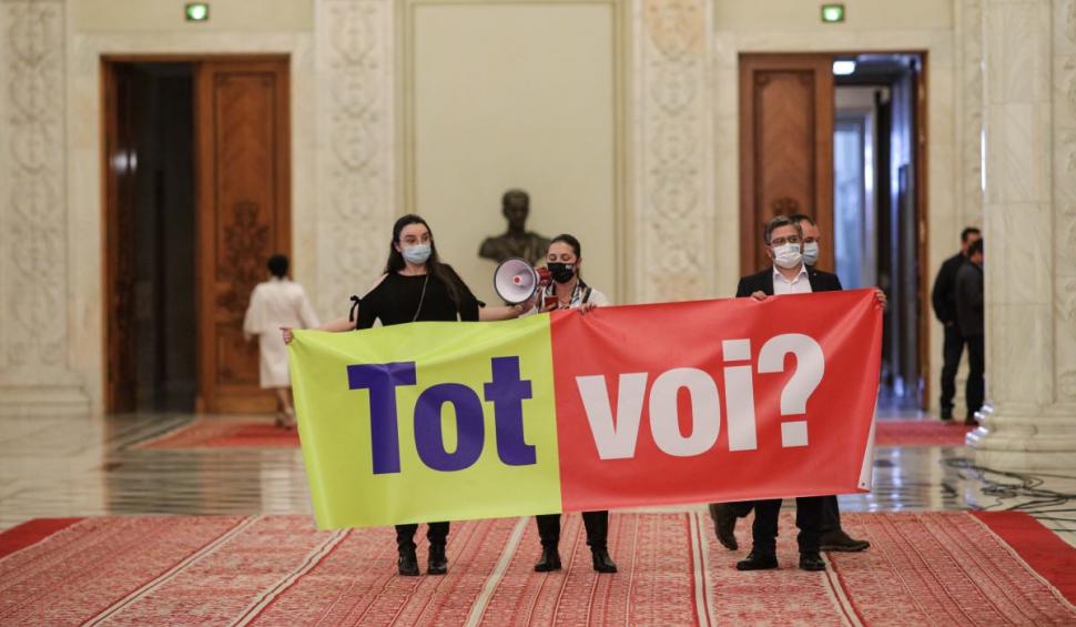 Protest în Parlament. S-au întins pe jos în timpul votului pentru învestirea Guvernului 738033