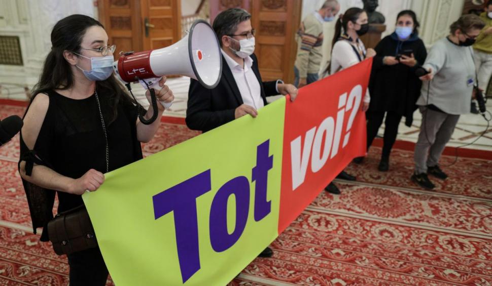 Protest în Parlament. S-au întins pe jos în timpul votului pentru învestirea Guvernului 738034