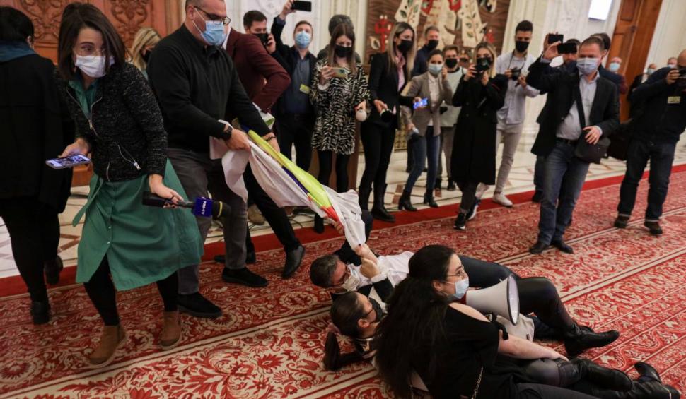 Protest în Parlament. S-au întins pe jos în timpul votului pentru învestirea Guvernului 738035