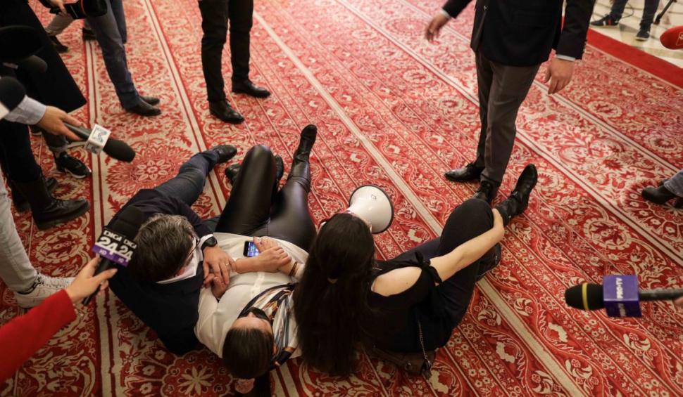 Protest în Parlament. S-au întins pe jos în timpul votului pentru învestirea Guvernului 738036