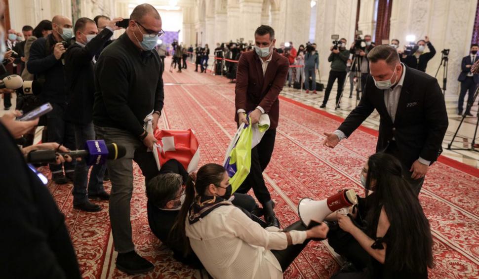 Protest în Parlament. S-au întins pe jos în timpul votului pentru învestirea Guvernului 738037