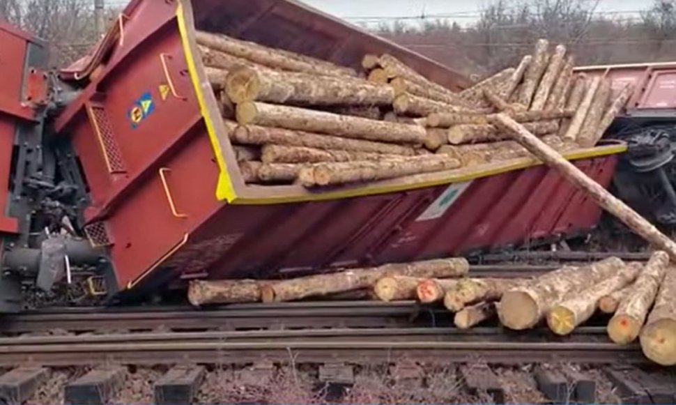 Un tren cu 26 de vagoane, încărcat cu lemne, a deraiat în Mehedinţi, iar traficul feroviar a fost blocat ore în șir