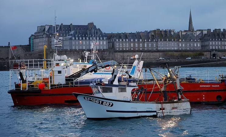 Francezii au început blocada cu Anglia: un cargo din Regatul Unit a fost împiedicat să intre într-un port din Bretania 738253