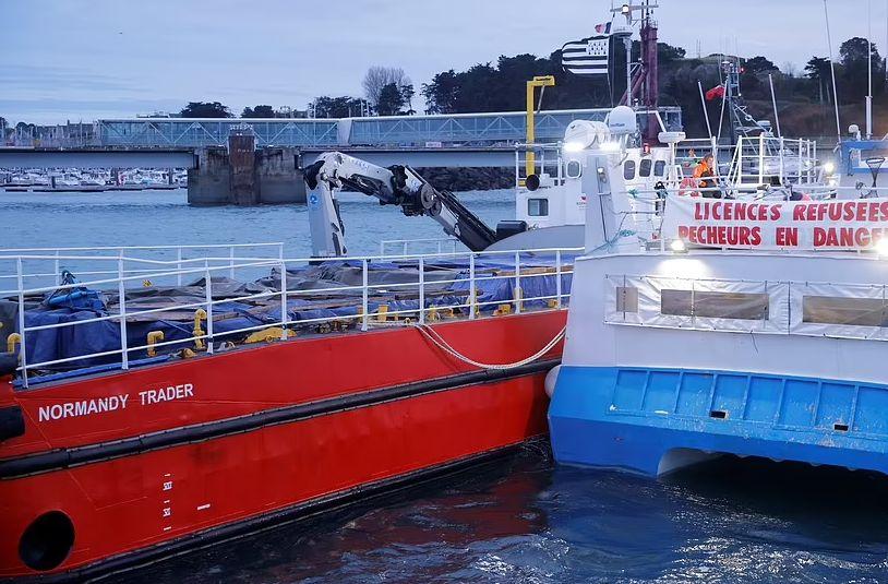 Francezii au început blocada cu Anglia: un cargo din Regatul Unit a fost împiedicat să intre într-un port din Bretania 738254