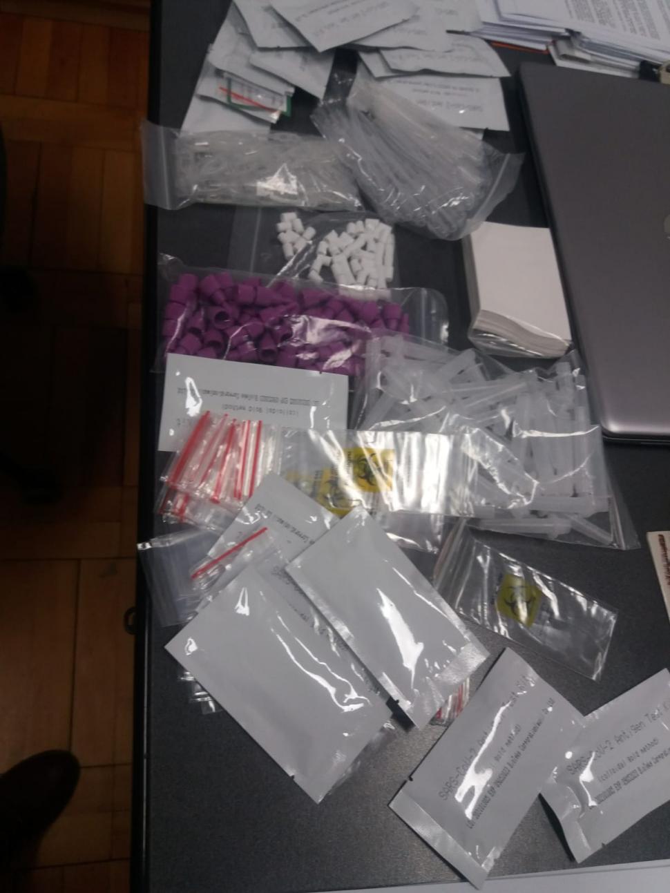 Un senator recunoaşte: "O batjocură! Testele de salivă au ajuns în școli în cutii de carton, fără instrucțiuni, fără prospect" 738361