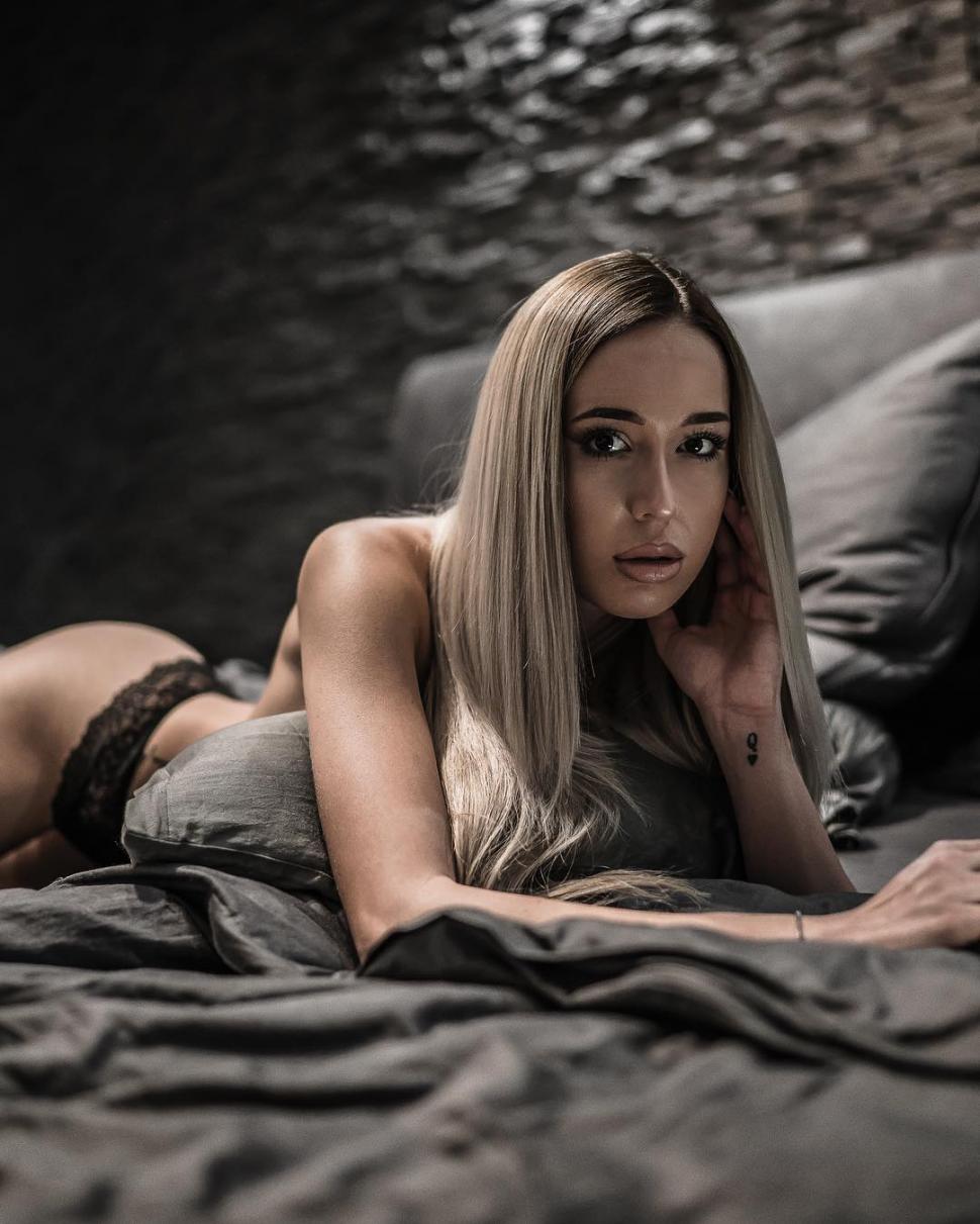 O tânără din Bucureşti, vedetă pe Instagram, s-a îmbrăcat în poliţistă pentru un videoclip, iar acum este cercetată penal 738261