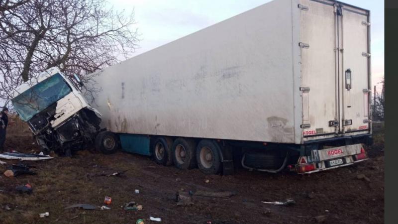 Șase oameni au murit pe loc după ce un TIR a spulberat autoturismul în care se aflau 738411