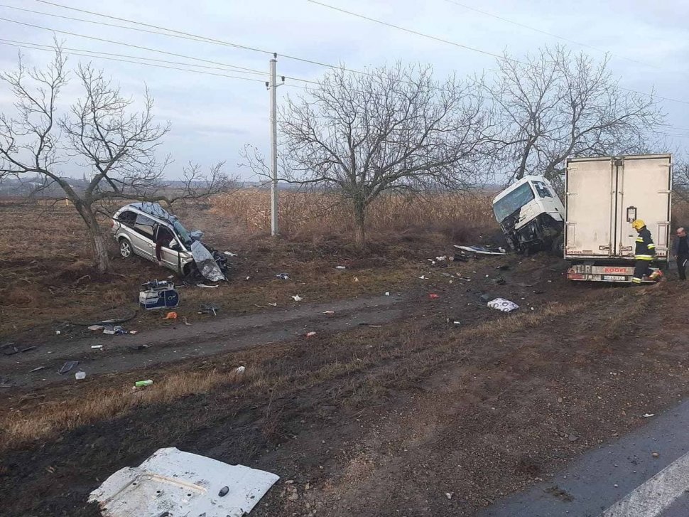 Șase oameni au murit pe loc după ce un TIR a spulberat autoturismul în care se aflau