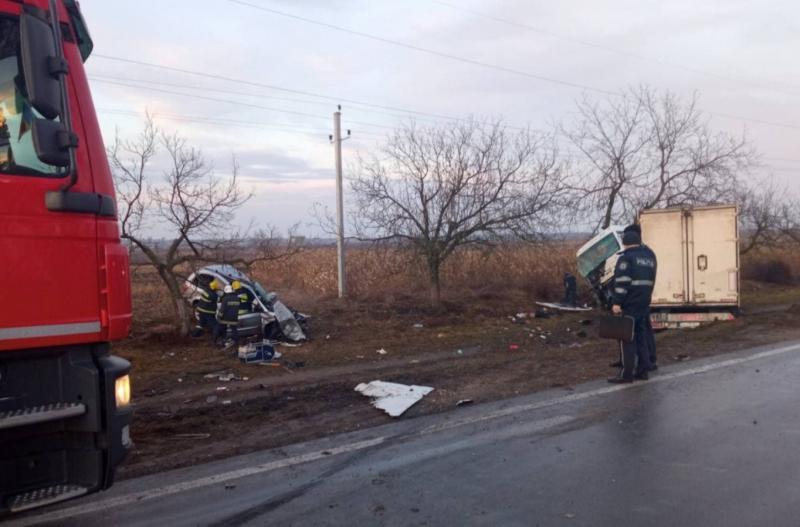 Șase oameni au murit pe loc după ce un TIR a spulberat autoturismul în care se aflau 738413