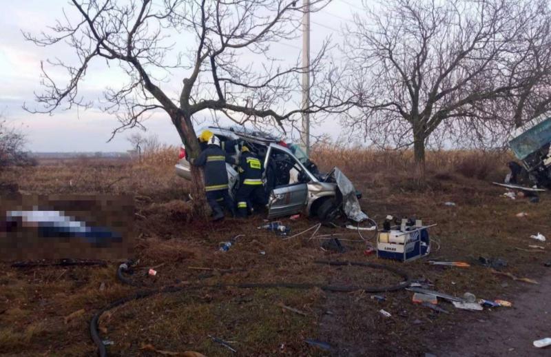 Șase oameni au murit pe loc după ce un TIR a spulberat autoturismul în care se aflau 738414