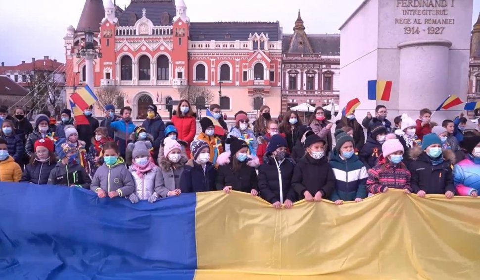 Elevii unei şcoli din Oradea s-au prins în horă, au cântat şi au fluturat un steag tricolor de 30 de metri
