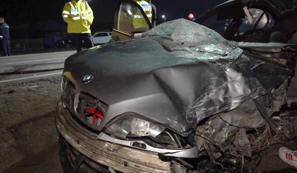 Un şofer începător şi o fată de 14 ani au murit într-un BMW strivit de un TIR, după un accident în Dumbrava, Dâmboviţa