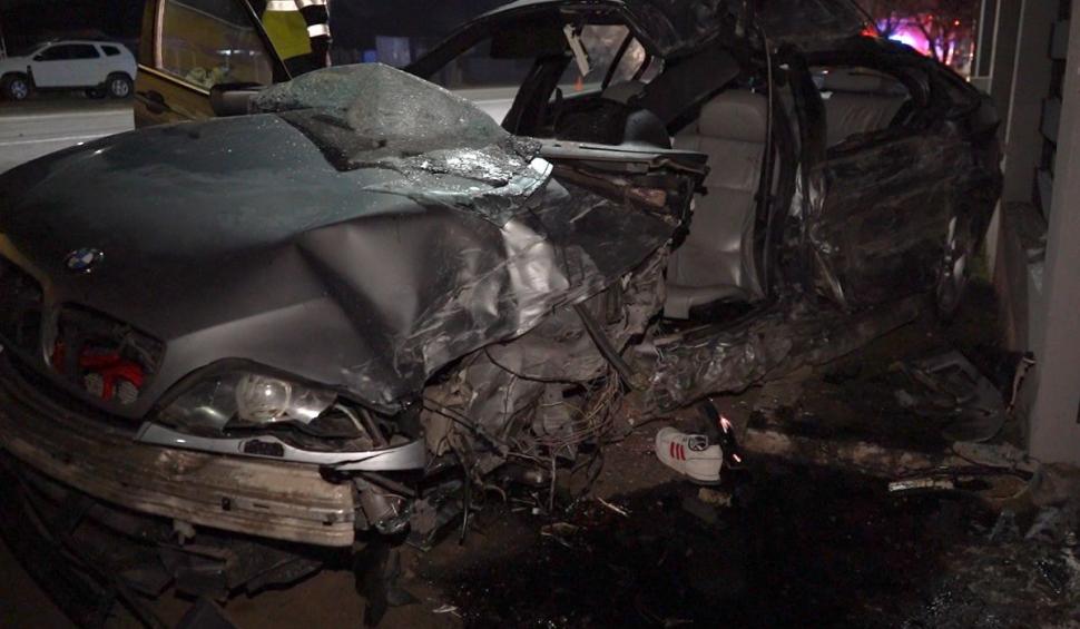 Un şofer începător şi o fată de 14 ani au murit într-un BMW strivit de un TIR, după un accident în Dumbrava, Dâmboviţa 738387