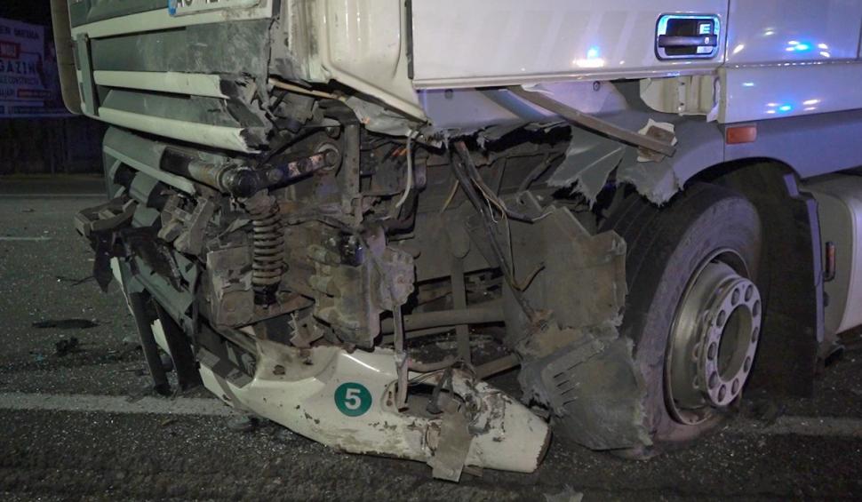 Un şofer începător şi o fată de 14 ani au murit într-un BMW strivit de un TIR, după un accident în Dumbrava, Dâmboviţa 738389