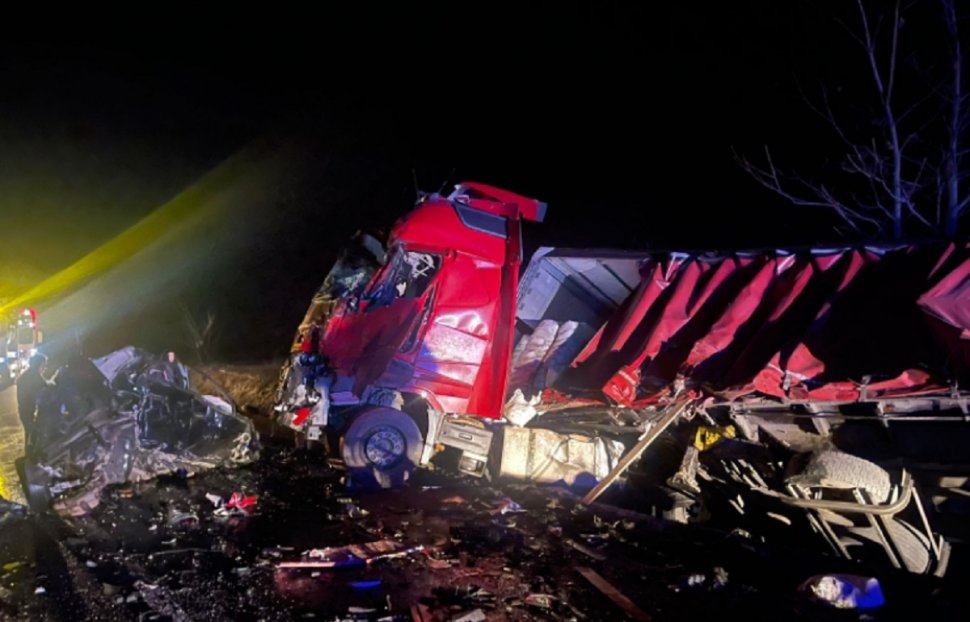 Patru tineri au murit, după ce o mașină a fost strivită de două TIR-uri, într-un accident devastator în Cornea, Caraș-Severin