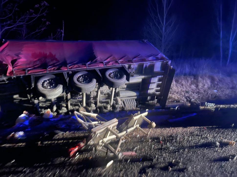 Patru tineri au murit, după ce o mașină a fost strivită de două TIR-uri, într-un accident devastator în Cornea, Caraș-Severin 738724
