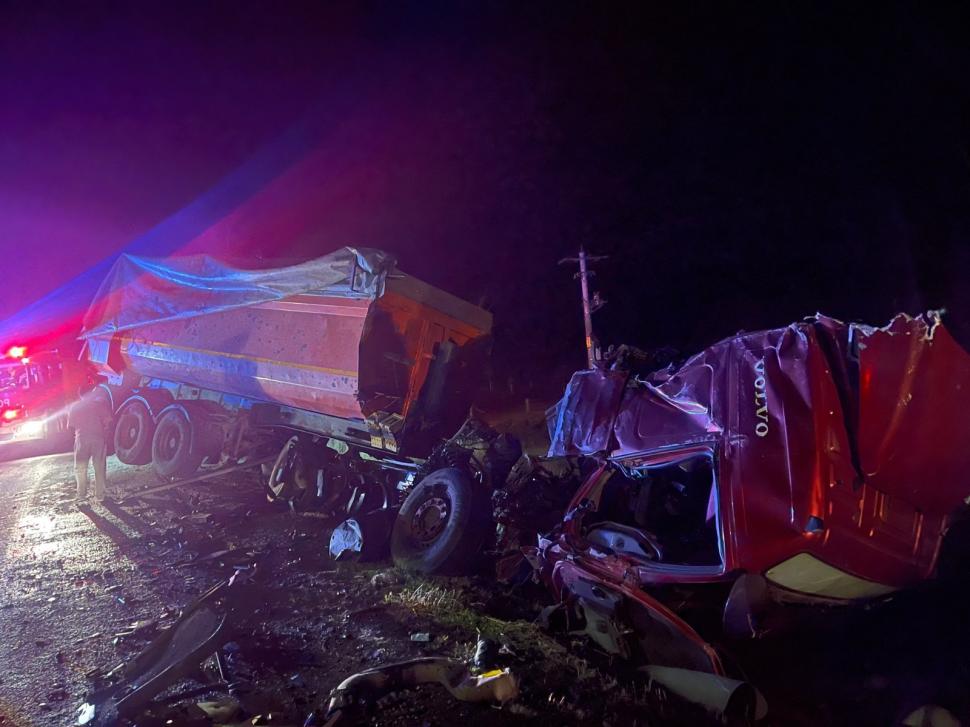 Patru tineri au murit, după ce o mașină a fost strivită de două TIR-uri, într-un accident devastator în Cornea, Caraș-Severin 738725