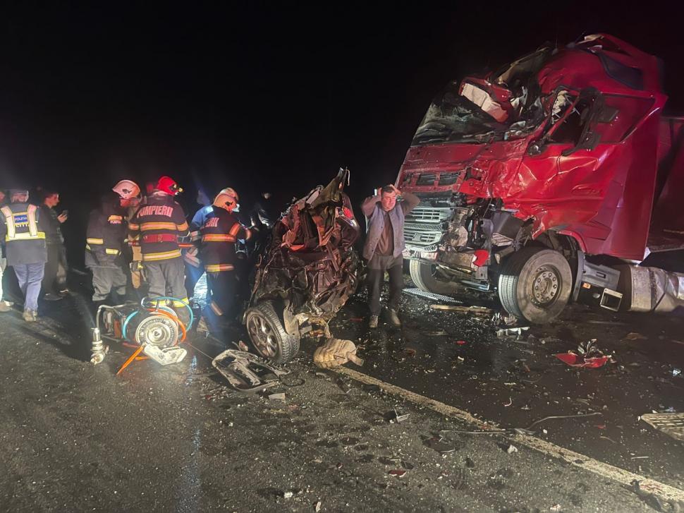 Patru tineri au murit, după ce o mașină a fost strivită de două TIR-uri, într-un accident devastator în Cornea, Caraș-Severin 738726