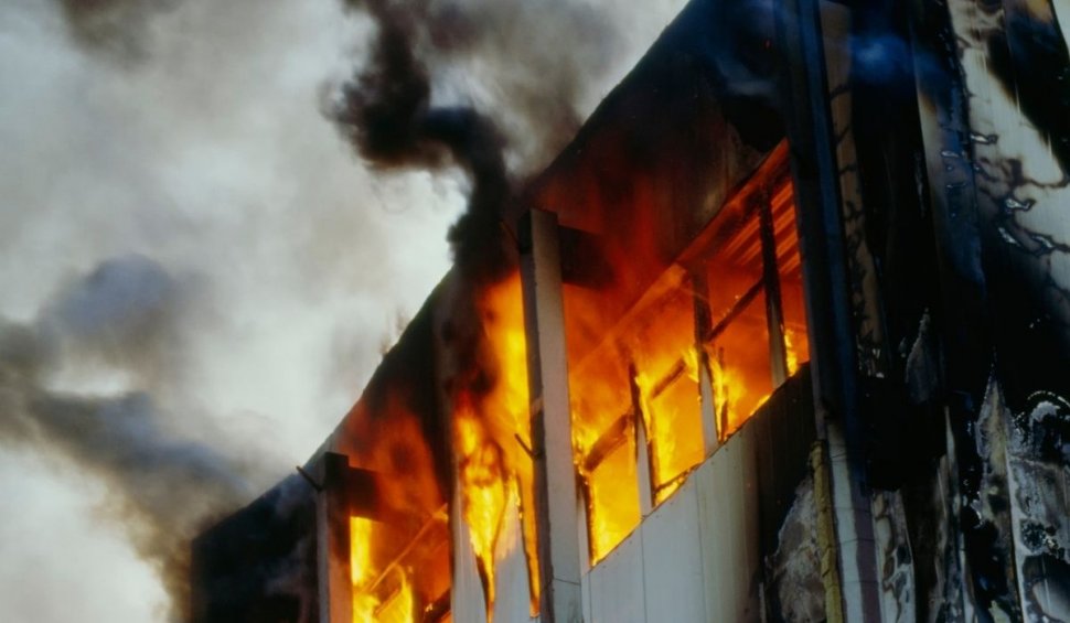 Incendiu puternic la un depozit de mobilă din Buzău