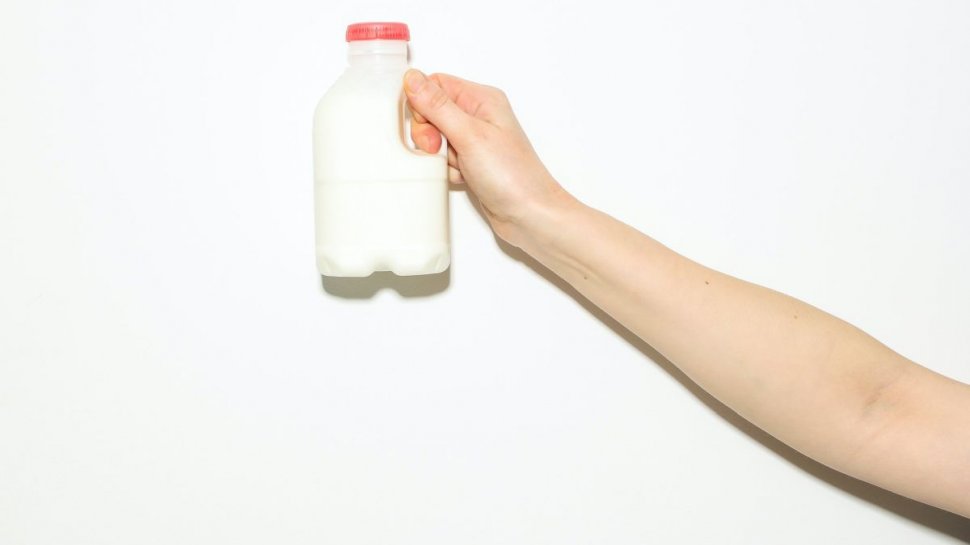 De ce să pui sare în sticla de lapte, imediat după deschidere. Trucul lui Jamie Oliver