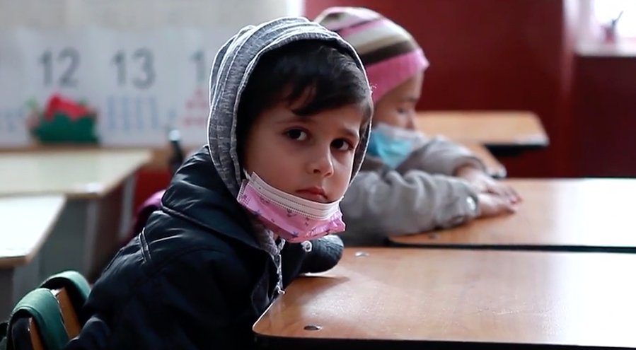 Copiii îngheață în clase, la școală, în condiții inimaginabile, în Sintești: ”Mi-e frig, stau cu geaca pe mine”