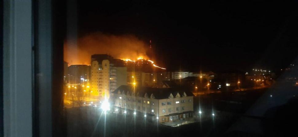 Incendiu de vegetație pe muntele Pietricica, Neamţ. Focul uriaș se apropie de zonele locuite 738834